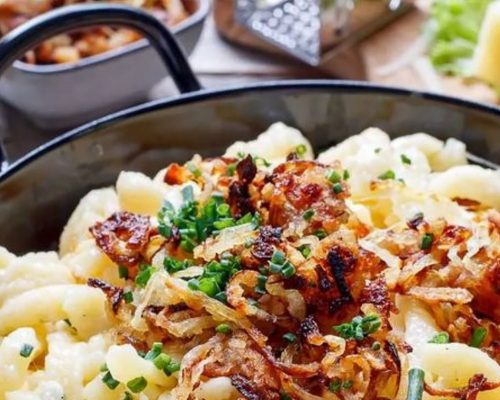 Ausschnitt von einem Topf mit schwäbischen Spätzlen